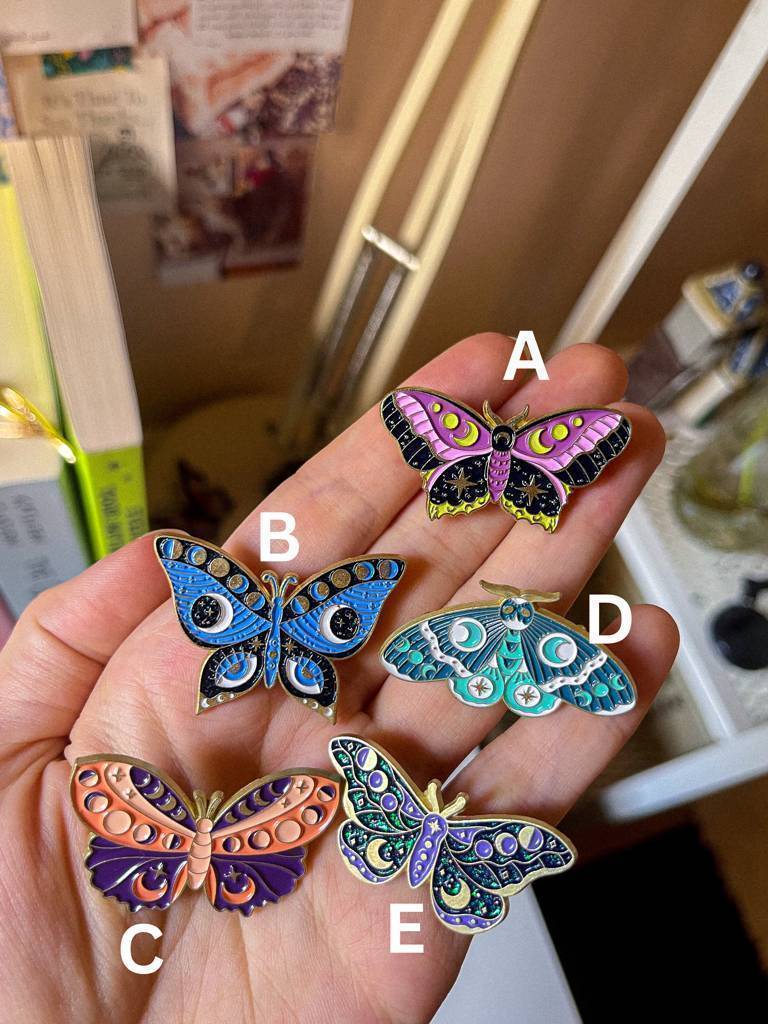 ​🦋​دبابيس فراشات بألوان جذابة