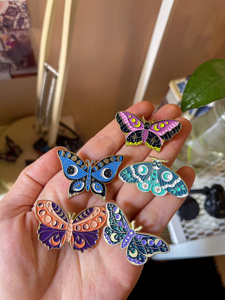 ​🦋​دبابيس فراشات بألوان جذابة
