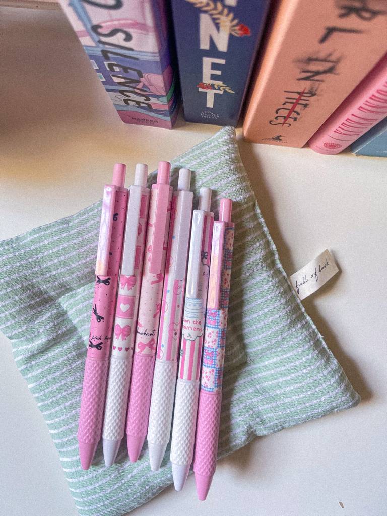 🎀​أقلام ببيونات حبر أسود