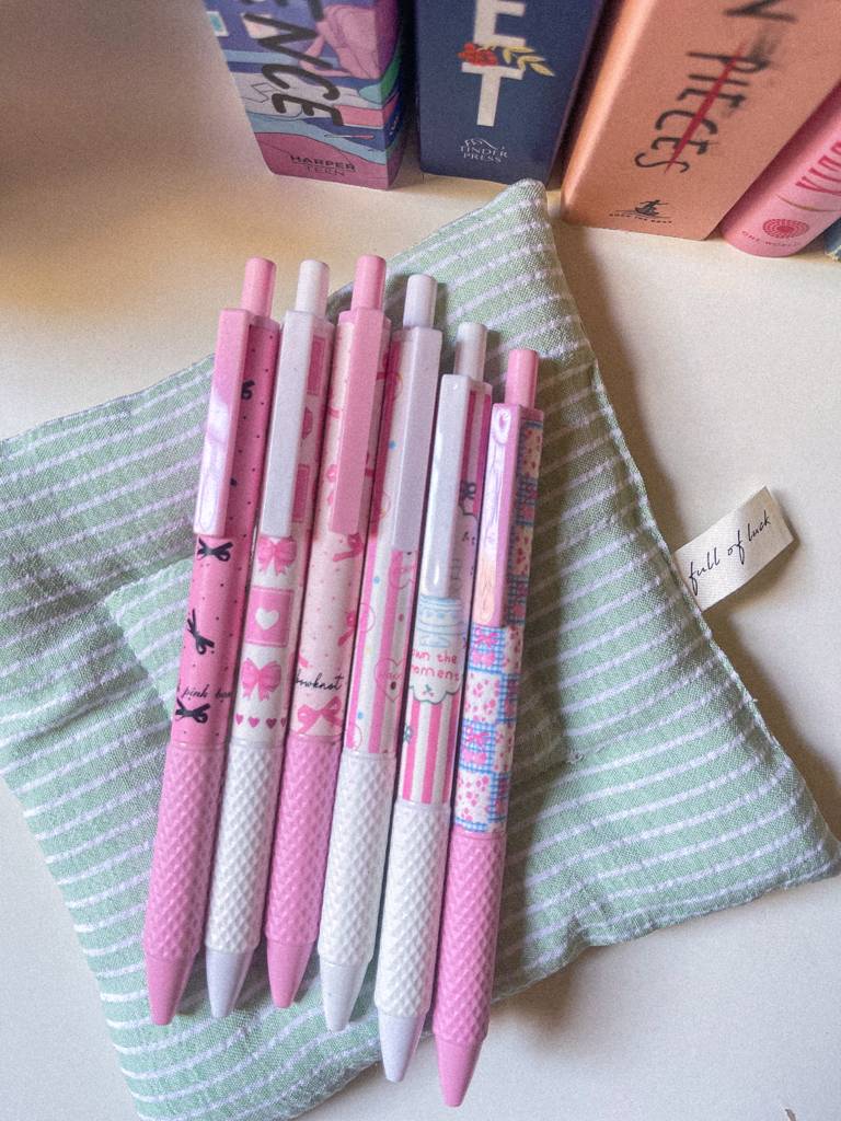 🎀​أقلام ببيونات حبر أسود