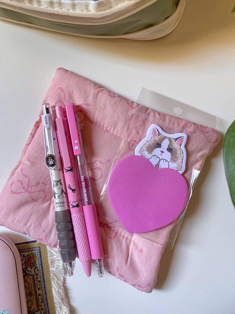 مجموعة اقلام الوان زهري ورمادي مع ستيكي نوتس