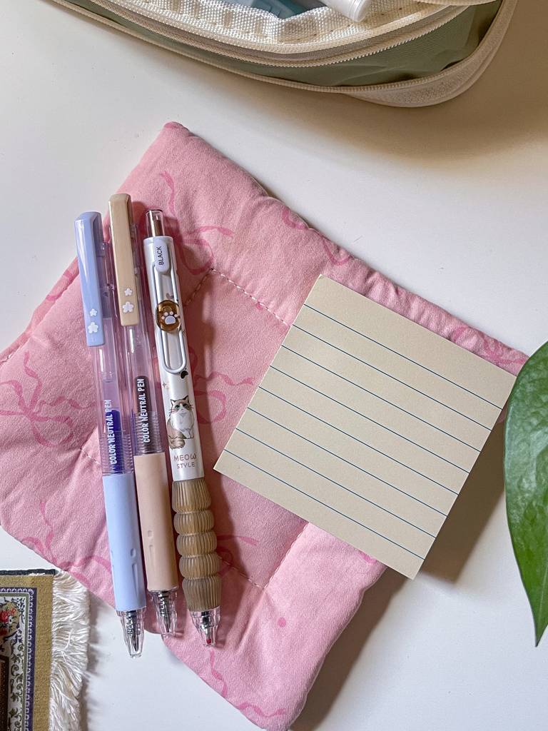 مجموعة اقلام الوان ازرق وبيج وستيكي نوتس