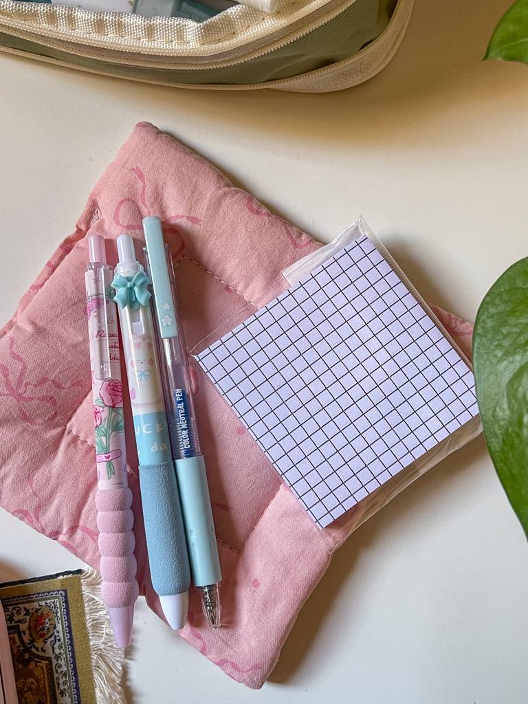 مجموعة اقلام ازرق وزهري باستيل مع ستيكي نوتس